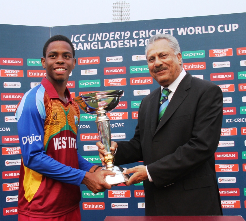 Shimron Hetmyer receives trophy from ICC President Zaheer Abbas.jpg image