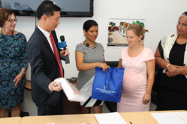 Picture: Dr. Golden Jackson, director of Service-Learning and Community Affairs at AUC, Minister of Public Health Emil Lee from VSA, Milagros de Windt, recipient of bag, Margje Troost recipient of bag, Policy advisor at Public Health and Dr. Virginia Asin-Oostburg, Department Head CPS.